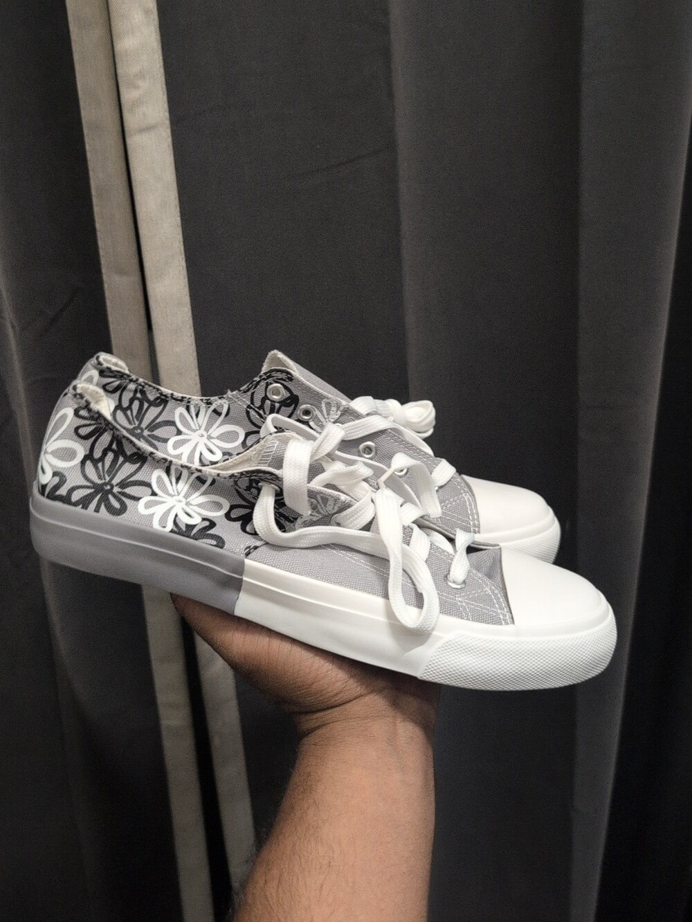 Women's Low-Top Floral Canvas Sneakers - Gray & White Size 10.5